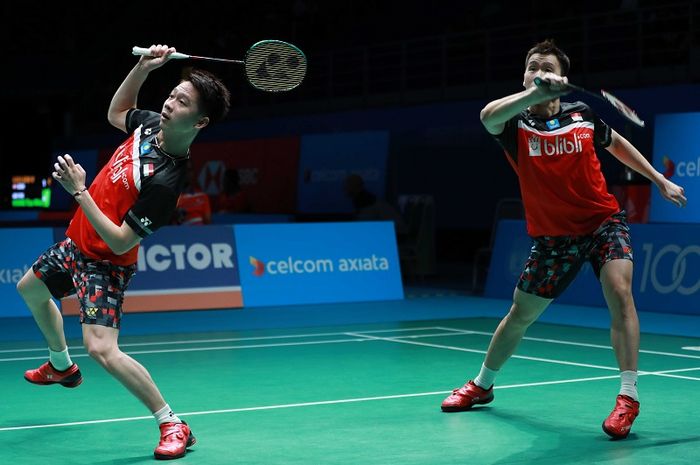 Pasangan ganda putra Indonesia, Marcus Fernaldi Gideon/Kevin Sanjaya Sukamuljo, mengembalikan kok ke arah Lee Yang/Wang Chi Lin (Taiwan) pada babak pertama Malaysia Open 2019 di Axiata Arena, Bukit Jalil, Kuala Lumpur, Rabu (3/4/2019).