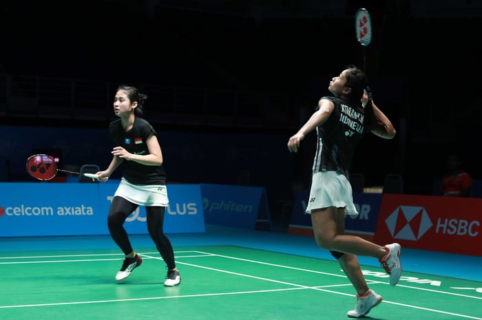 Pasangan ganda putri Indonesia, Ni Ketut Mahadewi Istarani, mengembalikan kok ke arah Greysia Polii/Apriyani Rahayu pada babak kedua Malaysia Open 2019 di Axiata Arena, Bukit Jalil, Kuala Lumpur, Malaysia, Kamis (4/4/2019).