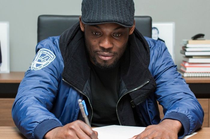 Gelandang Michael Essien saat menandatangani kontrak dengan klub Liga Azerbaijan, Sabail FK pada 16 Maret 2019.