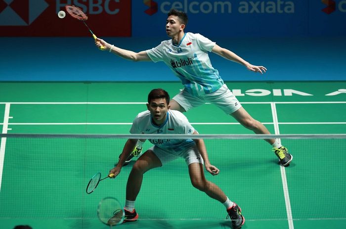 Pasangan ganda putra Indonesia, Fajar Alfian/Muhammad Rian Ardianto, mengembalikan kok ke arah Marcus Fernaldi Gideon/Kevin Sanjaya Sukamuljo, pada perempat final Malaysia Open 2019 di Axiata Arena, Bukit Jalil, Kuala Lumpur, Jumat (5/4/2019).