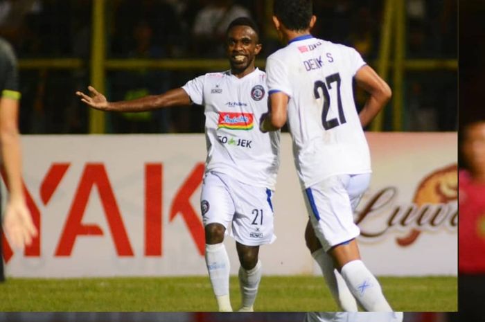 Striker Arema FC Ricky Kayame (kiri) selebrasi dengan Dedik Setiawan usai membobol gawang Kalteng Putra  dalam semifinal leg kedua Piala Presiden 2019 di Stadion 17 Mei, Banjarmasin, Jumat (5/4/2019) malam WIB.