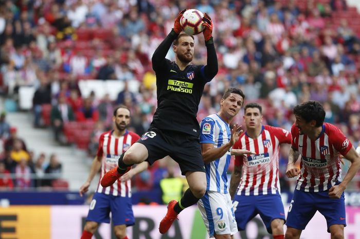 Kiper Atletico Madrid, Jan Oblak, menangkap bola pada sebuah laga Liga Spanyol.