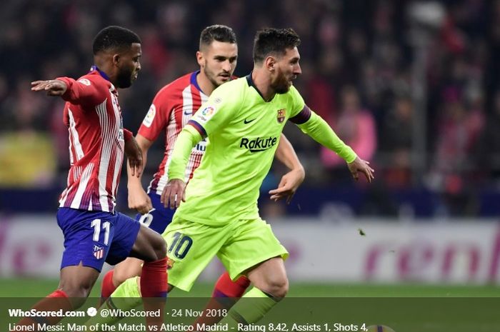 Lionel Messi diapit dua pemain Atletico Madrid, Thomas Lemar dan Koke pada pertemuan pertama di Liga Spanyol musim 2018-2019.