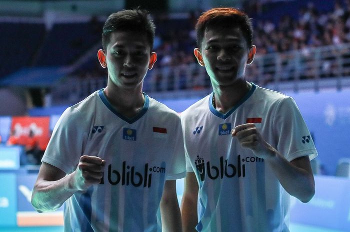 Pasangan ganda putra Indonesia, Fajar Alfian/Muhammad Rian Ardianto, berpose setelah memastikan diri  ke semifinal Malaysia Open 2019 di Axiata Arena, Bukit Jalil, Kuala Lumpur, Jumat (5/4/2019).