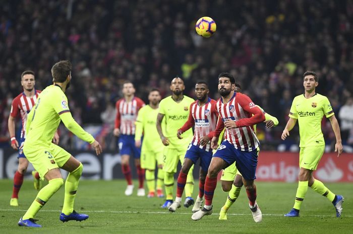 Striker Atletico Madrid, Diego Costa, berduel memperebutkan bola udara pada laga Liga Spanyol kontra Barcelona, 24 November 2018.