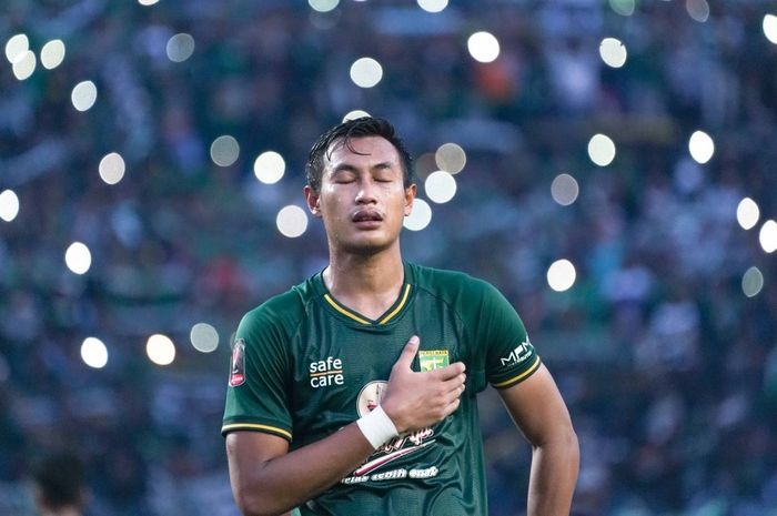 Bek Persebaya Surabaya Hansamu Yama menangis saat menyanyikan lagu Song For Pride bersama Bonek di Stadion Gelora Bung Tomo.