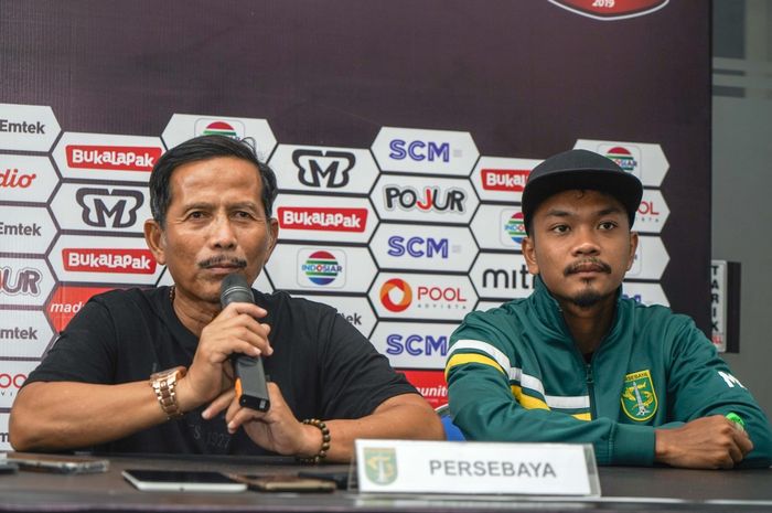 Pelatih Persebaya Surabaya, Djadjang Nurdjaman, memberikan komentar saat sesi konferensi pers sebelum pertandingan timnya melawan Madura United pada leg kedua semifinal Piala Presiden 2019 di Stadion Gelora Ratu Pamelingan, Madura, Sabtu (6/4/2019).