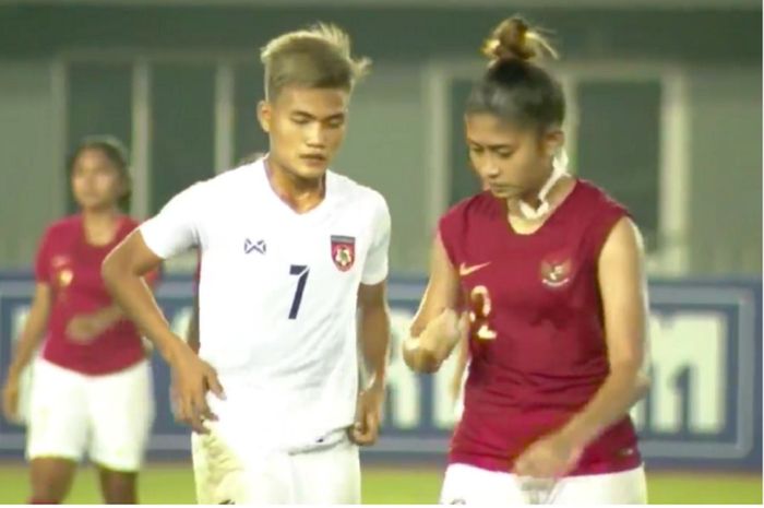 Bek Timnas Putri Indonesia Octa Berti Hardiyanti (kanan) berhadapan dengan striker Timnas Putri Myanmar Win Theingi Tun yang mencetak gol ketiga dalam duel Kualifikasi Olimpiade 2020 di Stadion Mandalarthiri, Mandalay, Myanmar, Sabtu (6/4/2019) malam WIB. 