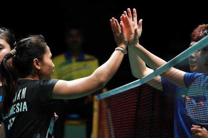 Ni Ketut Mahadewi Istarani/Rizki Amelia Pradipta berjabat tangan dengan Du Yue/Li Yinhui (China) usai menjalani laga perempat final Malaysia Open 2019