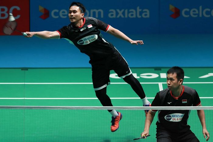 Pasangan ganda putra Indonesia, Mohammad Ahsan/Hendra Setiawan, mengembalikan kok ke arah Li Junhui/Liu Yuchen (China) pada perempat final Malaysia Open 2019, Jumat (5/4/2019).