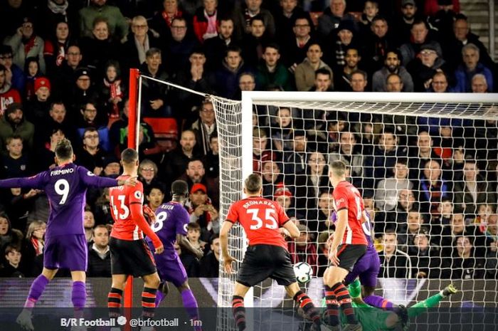 Gelandang Liverpool, Naby Keita, menjebol gawang Southampton dalam laga pekan ke-33 Liga Inggris di St Mary's Stadium, 5 April 2019. 