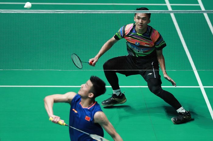 Pebulu tangkis tunggal putra Indonesia, Jonatan Christie, mengembalikan kok ke arah Chen Long (China), pada semifinal Malaysia Open 2018 di Axiata Arena, Bukit Jalil, Kuala Lumpur, Sabtu (6/4/2019).