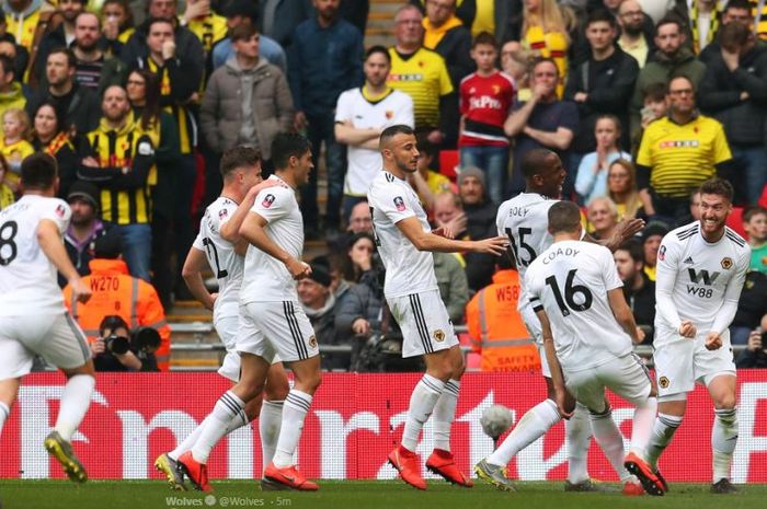 Pemain Wolverhampton Wanderers, Matt Doherty, merayakn golnya ke gawang Watford dalam laga semifinal Piala FA di Stadion Wembley, 7 April 2019.