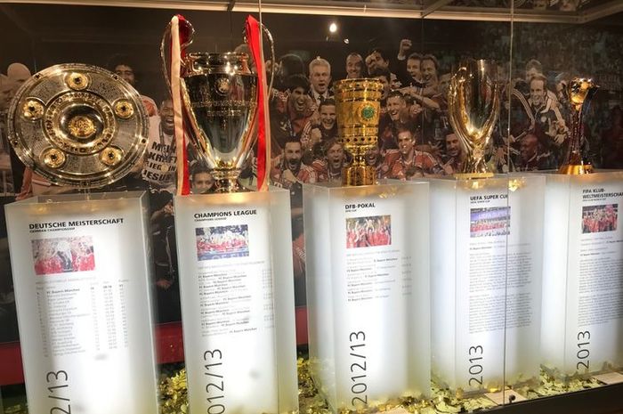 Trofi juara Bayern Muenchen ketika meraih treble winners pada era Jupp Heynckes. 