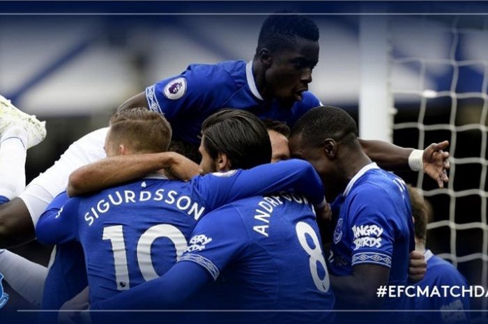 Para pemain Everton merayakan gol Phil Jagielka ke gawang Arsenal dalam pertandingan Liga Inggris di Goodison Park, Minggu (7/4/2019)