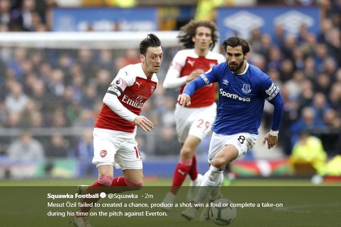 Mesut Oezil (kiri) beraksi dalam partai Liga Inggris antara Everton vs Arsenal di Goodison Park, 7 April 2019.