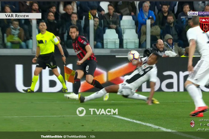 Handball bek Juventus, Alex Sandro, yang seharusnya diganjar penalti dalam laga pekan ke-31 Liga Italia, Sabtu (6/4/2019) di Allianz Stadium Turin.