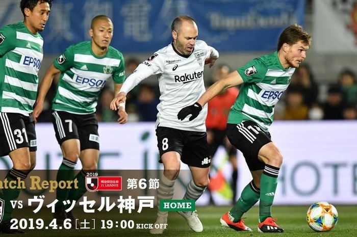 Gelandang asal Spanyol yang membela Vissel Kobe, Andres Iniesta di antara tiga pemain Matsumoto Yamaga pada pekan keenam Liga Jepang 1 2019 di Stadion Matsumotodaira Park, 6 April 2019.