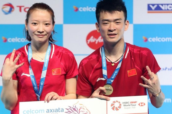 Pasangan ganda campuran China, Zheng Siwei/Huang Yaqiong, berpose di podium kampiun Malaysia Open 2019.