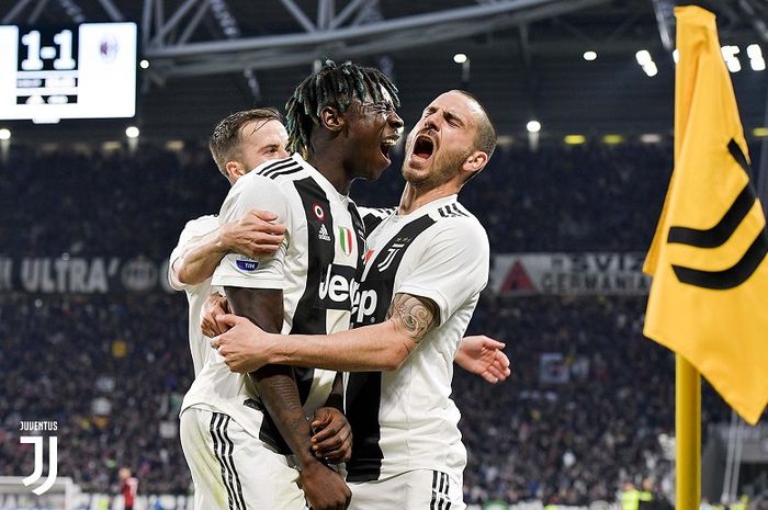 Penyerang Juventus, Moise Kean (tengah), merayakan gol yang dicetak ke gawang AC Milan dalam laga Liga Italia di Stadion Allianz, Sabtu (6/4/2019).