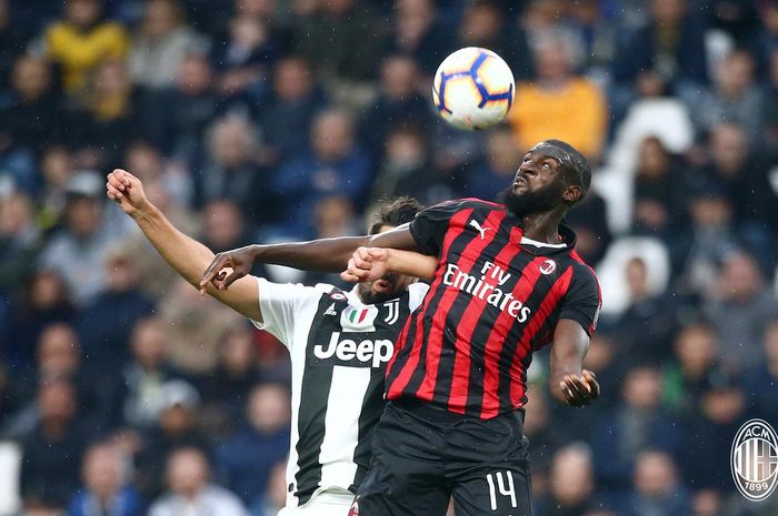 Gelandang AC Milan, Tiemoue Bakayoko berduel dengan gelandang Juventus Emre Can dalam laga pekan ke-31 Liga Italia di Stadion Allianz Turin, Sabtu (6/4/2019)