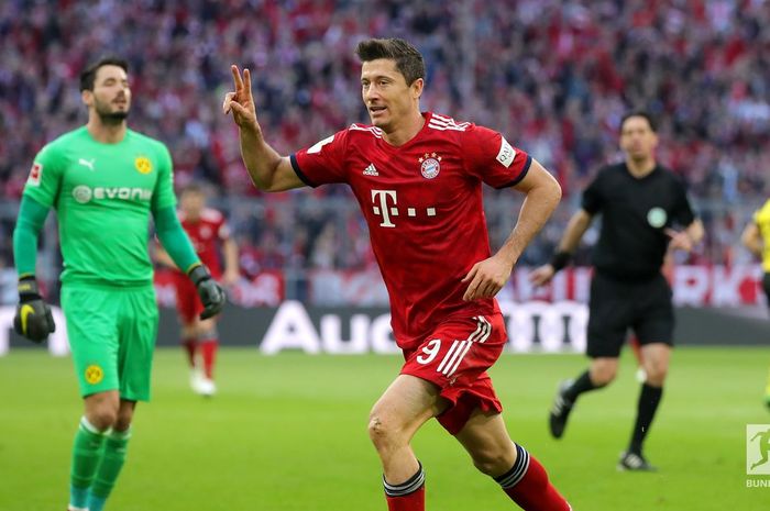 Penyerang Bayern Muenchen, Robert Lewandowski, membobol gawang Borussia Dortmund dalam laga pekan ke-28 Liga Jerman di Allianz Arena, Sabtu (6/4/2019).