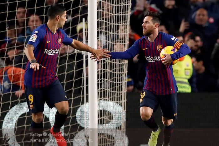 Megabintang FC Barcelona, Lionel Messi, merayakan golnya dengan Luis Suarez dalam laga pekan ke-31 Liga Spanyol kontra Atletico Madrid di Stadion Camp Nou, Sabtu (6/4/2019).