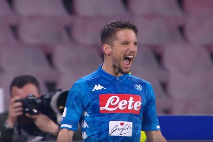 Striker Napoli, Dries Mertens, berselebrasi usai mencetak gol ke gawang Genoa pada Laga Liga Italia Serie A giornata ke-31, Senin (8/4/2019) di Stadion San Paolo.