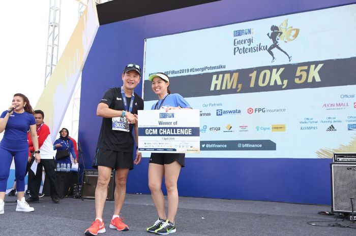 Finance Director PT BFI Finance Indonesia Tbk, Sudjono bersama salah satu peserta terpilih yang akan diberangkatkan ke Gold Coast Marathon di Australia.