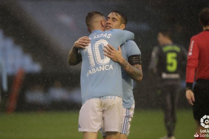 Penyerang Celta Vigo, Iago Aspas, memeluk kapten tim Hugo Mallo usai menyarangkan bola ke gawang Real Sociedad dalam laga La Liga Spanyol pada Ahad (7/4/2019) di Stadion Abanca-Balaidos, Vigo.