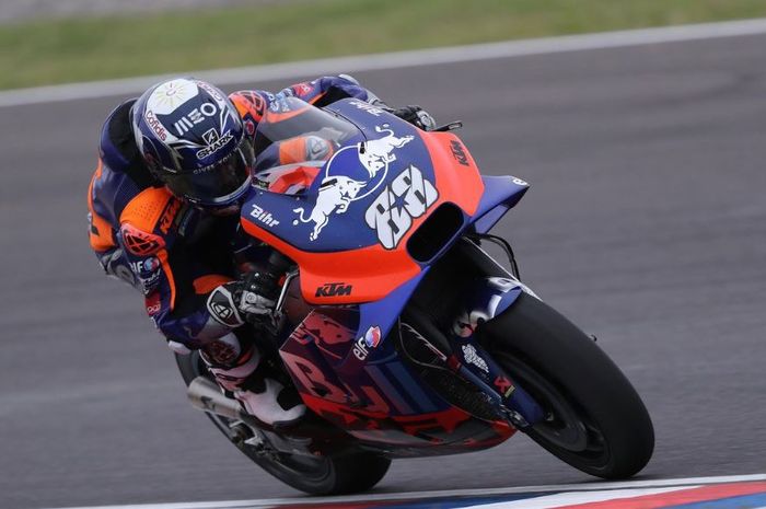 Pembalap KTM Tech 3, Miguel Oliveira saat beraksi di Argentina, Minggu (31/3/2019)