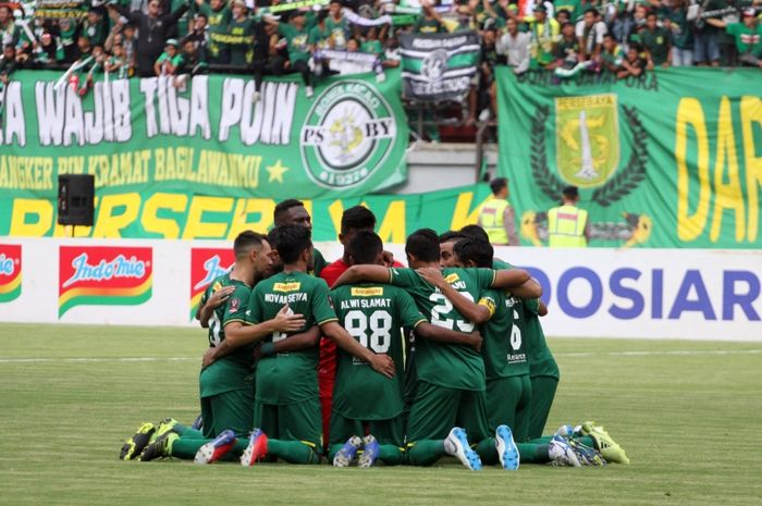 Aksi kebersamaan pemain Persebaya Surabaya sebelum pertandingan di Piala Presiden 2019.