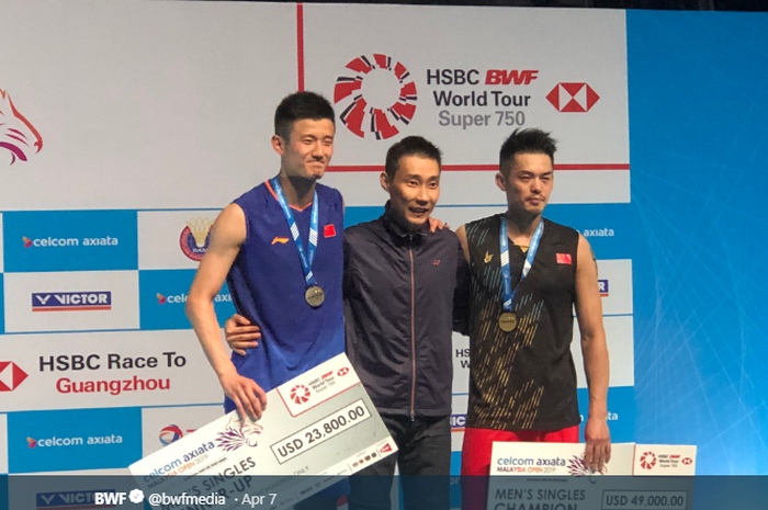 Lee Chong Wei (tengah) saat bersama Chen Long dan Lin Dan di atas podium tunggal putra Malaysia open 2019, Minggu (7/4/2019).