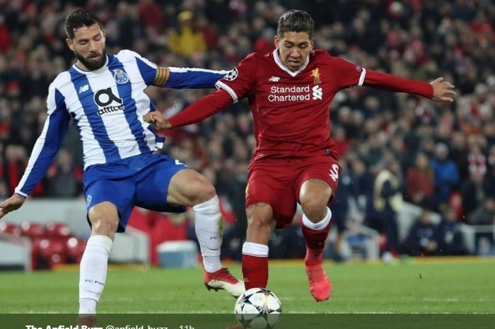 Hector Herrera mencoba merebut bola dari Roberto Firmino pada pertandingan 16 besar Liga Champions 2017-2018