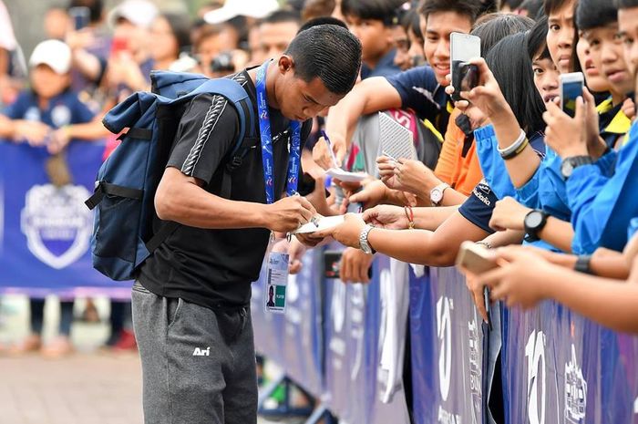 Salah satu pemain Buriram United menemui fan klubnya jelang laga kontra Beijing Guoan pada lanjutan Liga Champions Asia 2019 di Stadion Chang Arena, 9 April 2019. 