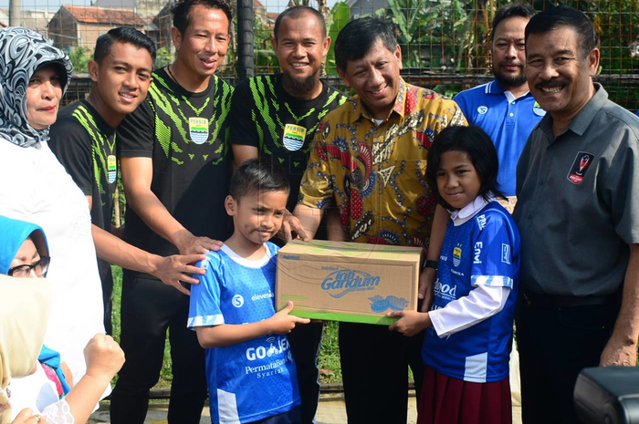 Persib menyerahkan bantuan kepada anak-anak di SDN 106 Cijambe.