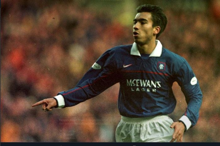 Giovanni van Bronckhorst saat memperkuat Rangers FC.