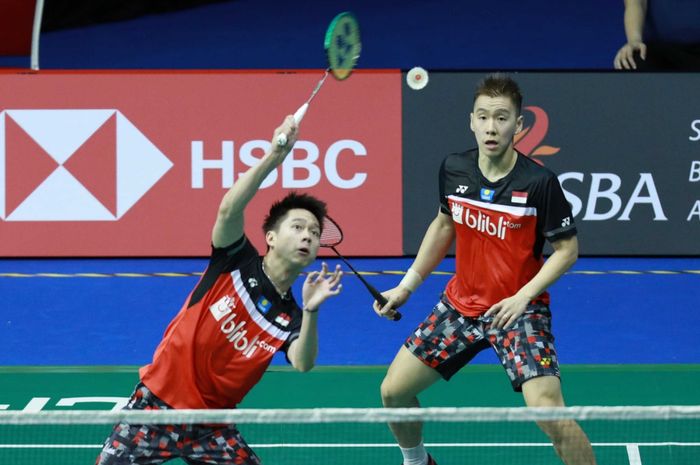 Ganda putra Indonesia, Kevin Sanjaya Sukamuljo dan Marcus Fernaldi Gideon, bertanding pada babak pertama Singapore Open 2019 di Singapore Indoor Stadium, Singapura, Selasa (9/4/2019).