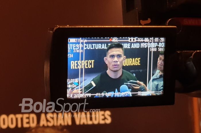 Atlet ONE Championship asal Indonesia, Eko Roni Saputra, berbicara kepada media di Hotel Westin, Jakarta, Jumat (5/4/2019).