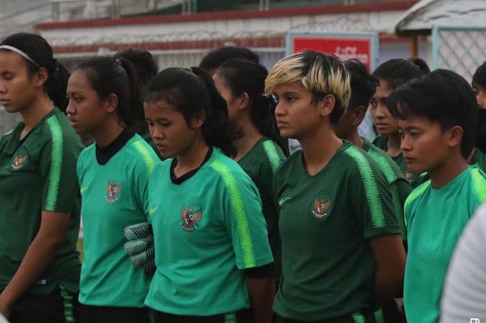 Para pemain timnas putri Indonesia dalam sesi latihan di Myanmar pada 8 April 2019. 