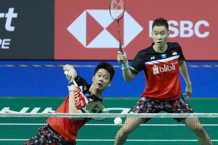 Pasangan ganda putra Indonesia, Marcus Fernaldi Gideon/Kevin Sanjaya Sukamuljo, saat menjalani laga melawan rekan senegara, Berry Angriawan/Hardianto, pada babak kesatu Singapore Open 2019.