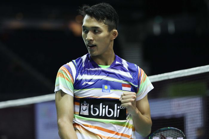 Pebulu tangkis tunggal putra Indonesia, Jonatan Christie, melakukan selebrasi saat bertanding melawan Khosit Phetpradab (Thailand) pada babak kesatu Singapore Open 2019.