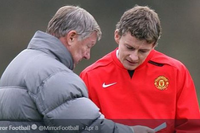 Dua pelatih Manchester United beda generasi, Ole Gunnar Solskjaer (kanan) dan Sir Alex Ferguson.