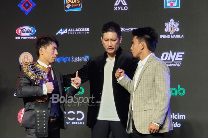 Chairman sekaligus CEO ONE Championship, Chatri Sityodtong (tengah), berpose bersama Yosuke Saruta dan Joshua Pacio dalam konferensi pers di Grand Ballroom City of Dreams, Manila, Filipina, Selasa (9/4/2019).