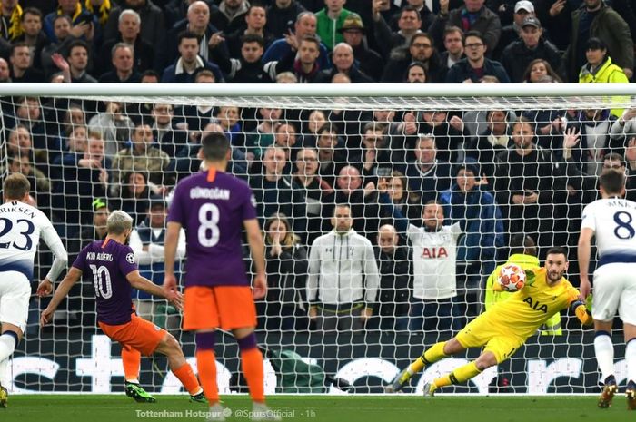 Kiper Tottenham Hotspur, Hugo Lloris, sukses membaca arah sepakan penalti striker Manchester City, Sergio Aguero, ketika kedua tim bertemu dalam leg pertama perempat final Liga Champions, Rabu (10/4/2019) di Stadion Tottenham Hotspur, London.