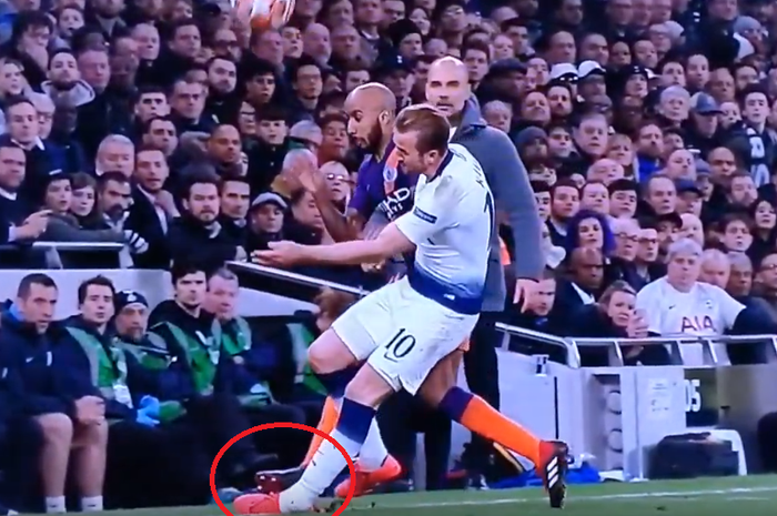 Kaki kiri striker Tottenham Hotpsur, Harry Kane, terinjak pemain Manchester City, Fabian Delph, ketika keduanya berebut bola pada laga leg pertama perempat final Liga Champions, Rabu (10/4/2019) di Stadion Tottenham Hotspur, London.