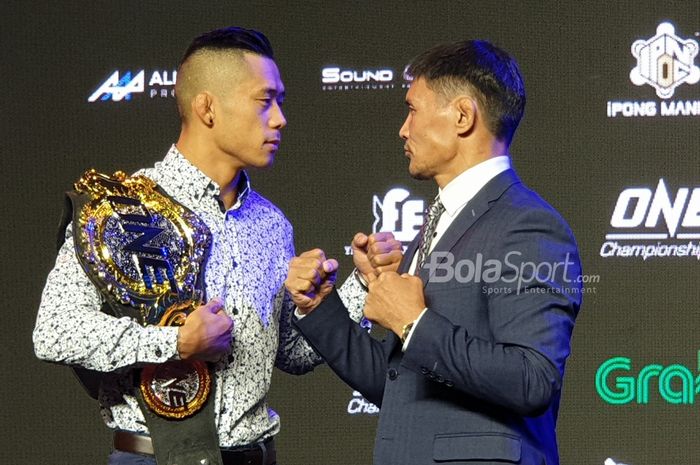 Atlet ONE Championship keturunan Vietnam dan Australia, Martin Nguyen (kiri), dan atlet asal Mongolia, Narantungalag Jadambaa, berpose dalam konferensi pers di Grand Ballroom City of Dreams, Manila, Filipina, Selasa (9/4/2019).