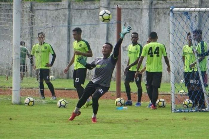 Kiper Abdul Rohim dalam sebuah sesi latihan Persebaya Surabaya.