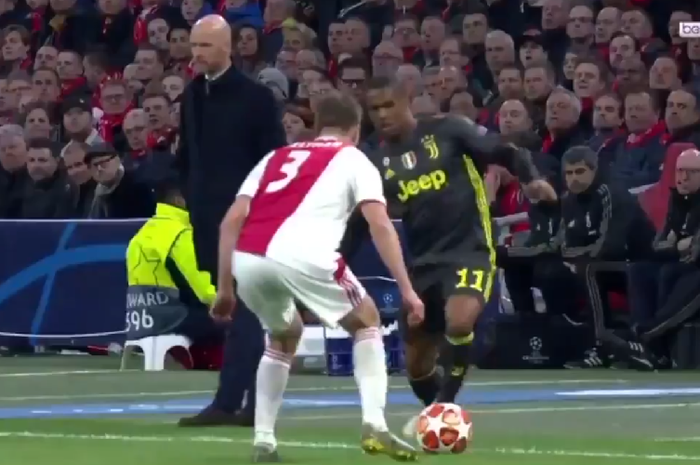 Winger Juventus, Douglas Costa, mencoba melewati bek Ajax Amsterdam, Joel Veltman, pada laga leg pertama perempat final Liga Champions, Kamis (11/4/2019) di Cruijff Arena, Amsterdam.