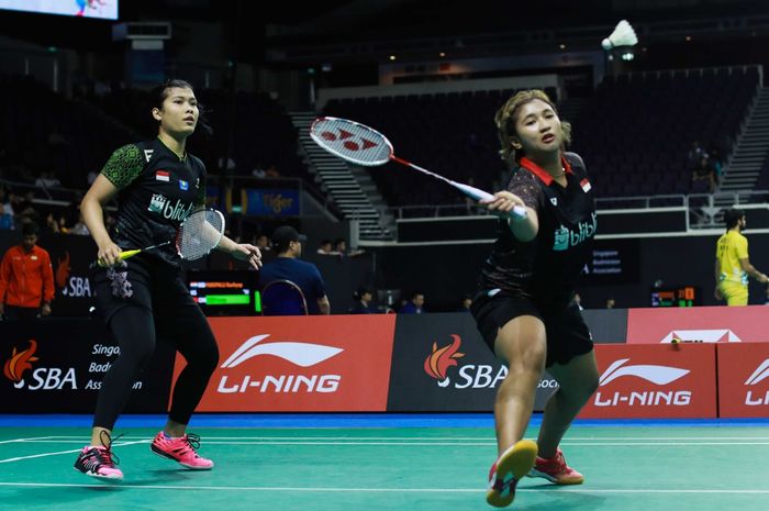 Pasangan ganda putri Indonesia, Yulfira Barkah/Jauza Fadhila Barkah, tampil pada babak 16 Besar Singapore Open 2019 di Singapore Indoor Stadium, Singapura, Kamis (11/4/2019).